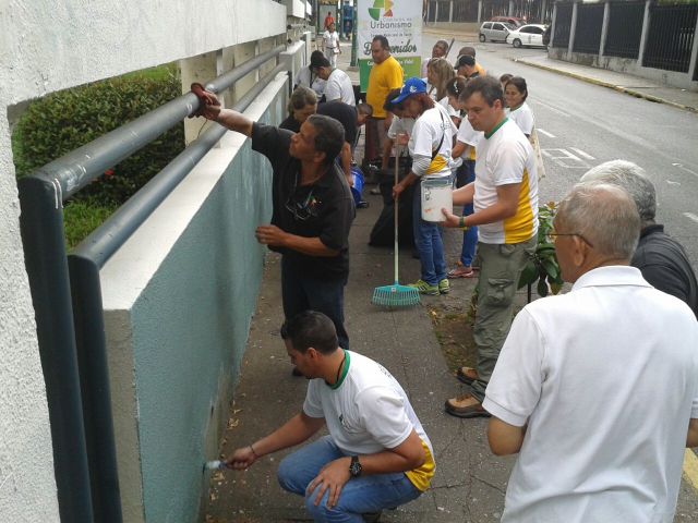 Equipo de Urbanismo pintando pared en la Sanz II