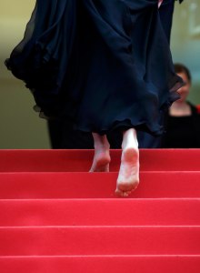 Los pies descalzos de Julia Roberts, la imagen del 69 Festival de Cannes (Fotos)