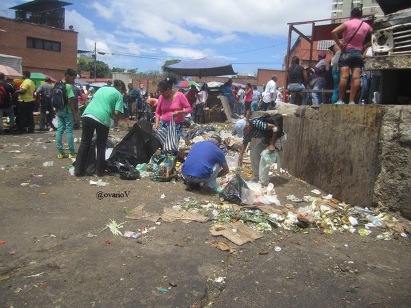 Miseria en aumento: Venezolanos buscan comida de la basura en el Mercado de Coche (Fotos)