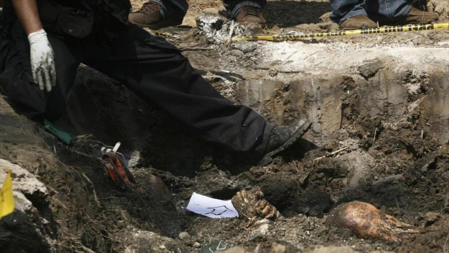 Comienza exhumación de más de cien cuerpos en fosa del centro de México