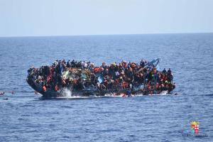¿Qué reglas se aplican a los migrantes socorridos en el mar?