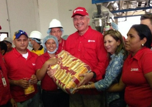 Era el 15 de mayo de 2014. El entonces también "jefe económico de la región oriental" visitaba la planta de harina de maiz Juana La Avanzadora / Foto @RRamirezPDVSA