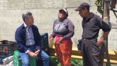 Lo que le cuenta una vendedora a Ramos Allup: Cambur, yuca y mango es lo que le doy a mis hijos (Video)