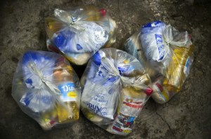 Bolsas de comida, el polémico antídoto de Maduro para la escasez (fotos)