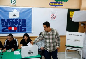 Peruanos votan en reñida elección presidencial