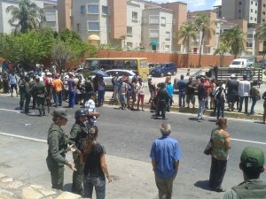 Con lacrimógenas y perdigones dispersan a compradores de  Unicasa en Margarita (fotos y videos)