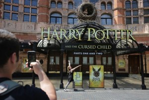Harry Potter llega al teatro convertido en padre de tres hijos