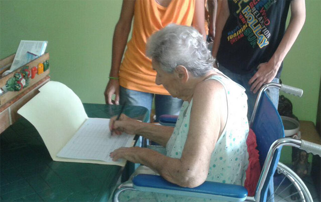 VERGÜENZA CNE: La bisabuelita de 85 años firmando que Tibisay borró (FOTO)
