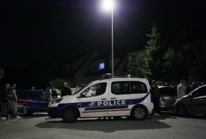 Abatido asesino de policía cerca de París, encuentran cuerpo de una mujer