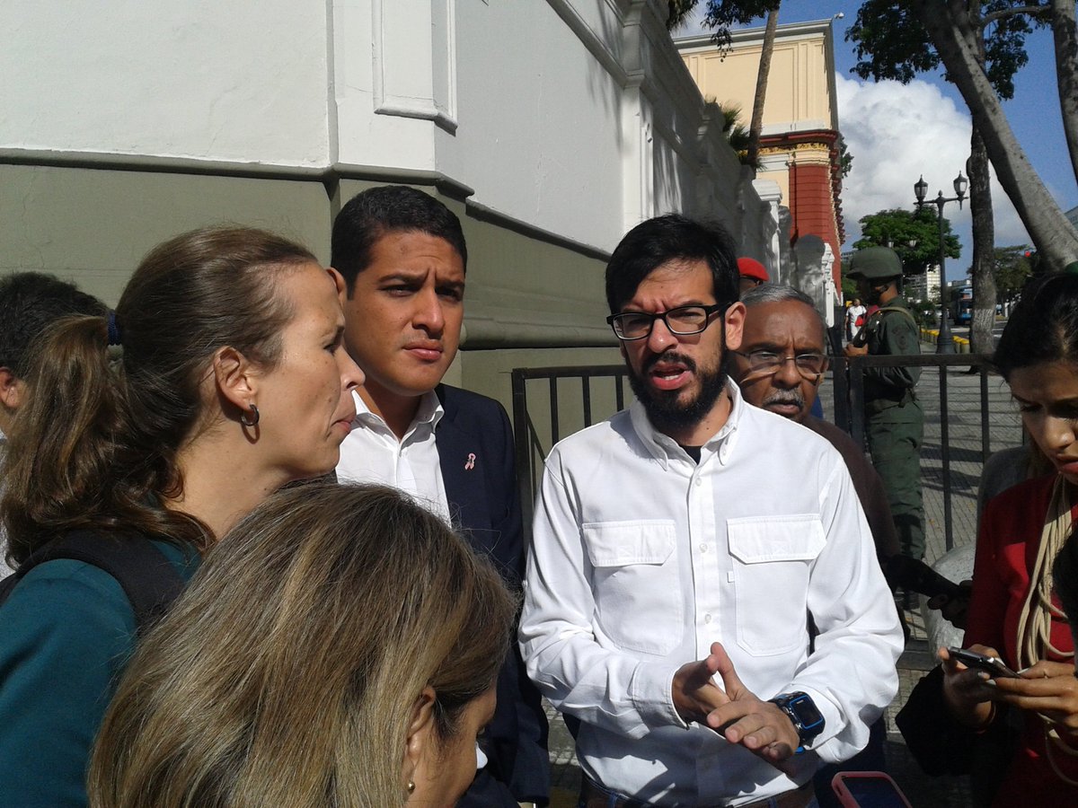 Diputados de la Unidad llegan al Palacio de Miraflores para pedir que se acepte la ayuda humanitaria