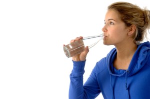 ¿Es bueno o perjudicial beber agua mientras comemos?