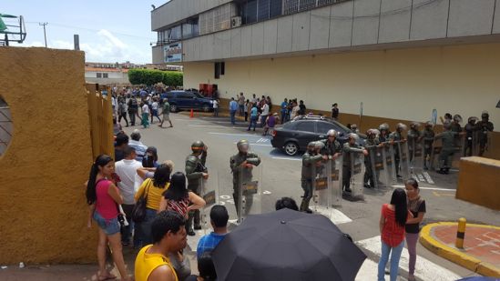 Hasta tres semanas en cola para comprar dos paquetes de harina de maíz en Puerto Ordaz