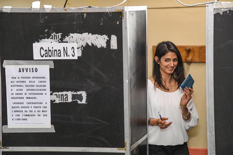 Los italianos votan en segunda vuelta de elecciones municipales