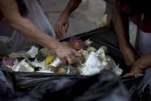 ¿País potencia? El nuevo supermercado de la juventud venezolana… ¡un camión de basura!