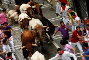 Dos heridos graves por asta de toro en fiesta española de San Fermín