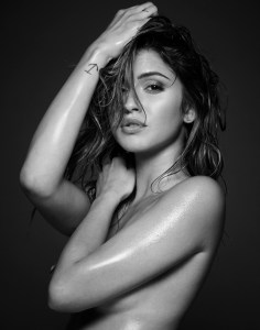¡Con razón!… Resulta ser que la supermodelo “Gigi” es mitad venezolana y regresa topless y mojada (FOTOS)