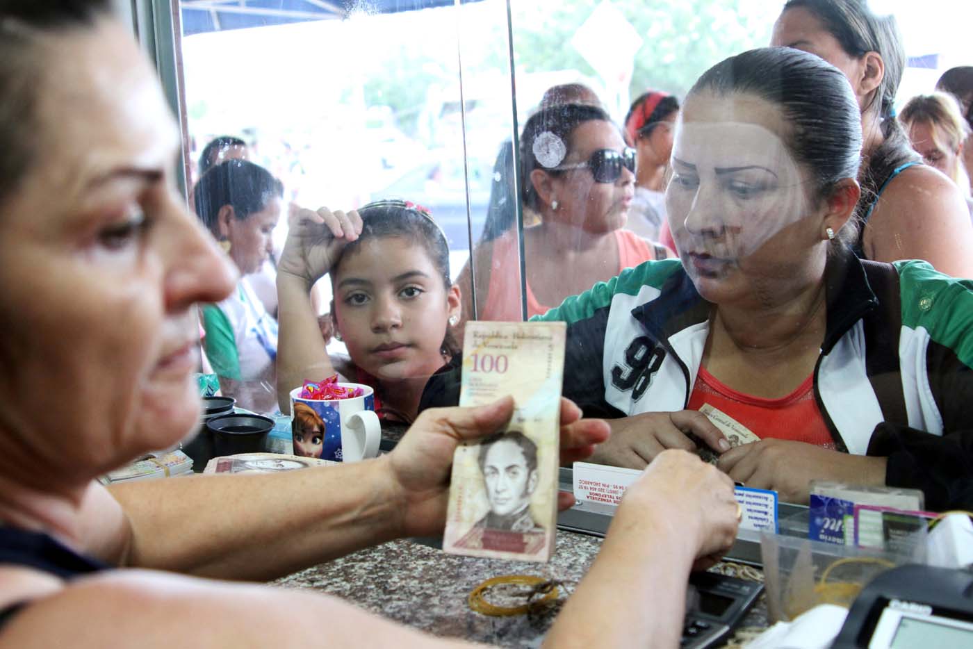 Billete de 100 bolívares vuelve a circular en Venezuela con aura de desprecio