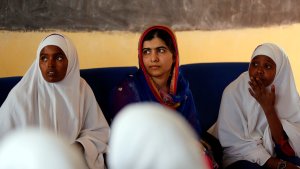 Malala viaja a su ciudad natal en Pakistán en medio de fuertes medidas de seguridad