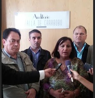 Dinorah Figuera recibe de manos de productores científicos la Ley Semilla