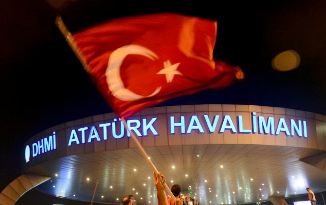 Un hombre ondea la bandera turca en el aeropuerto de Atatürk en Estambul. Foto: Reuters