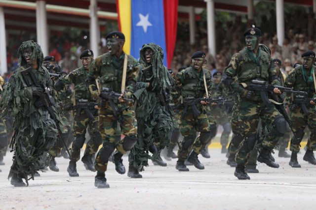 En esta imagen del 5 de julio de 2016, soldados marchando durante un desfile por el Día de la Independencia de Caracas en Venezuela. El presidente de Venezuela, Nicolás Maduro, ha anunciado que creará una nueva iniciativa gubernamental dirigida por el ministro de Defensa, Vladimir Padrino, para impulsar la producción y garantizar la distribución sin incidentes de alimentos ante lo que describió como sabotaje económico de sus rivales. Eso ha provocado que algunos comparen la medida con una toma discreta de poder por parte de las fuerzas armadas, el árbitro histórico de las disputas políticas en Venezuela. (AP Foto/Ariana Cubillos)