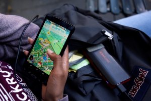 Taxista aprovecha el furor por Pokémon GO y ofrece carreras para “cazadores”