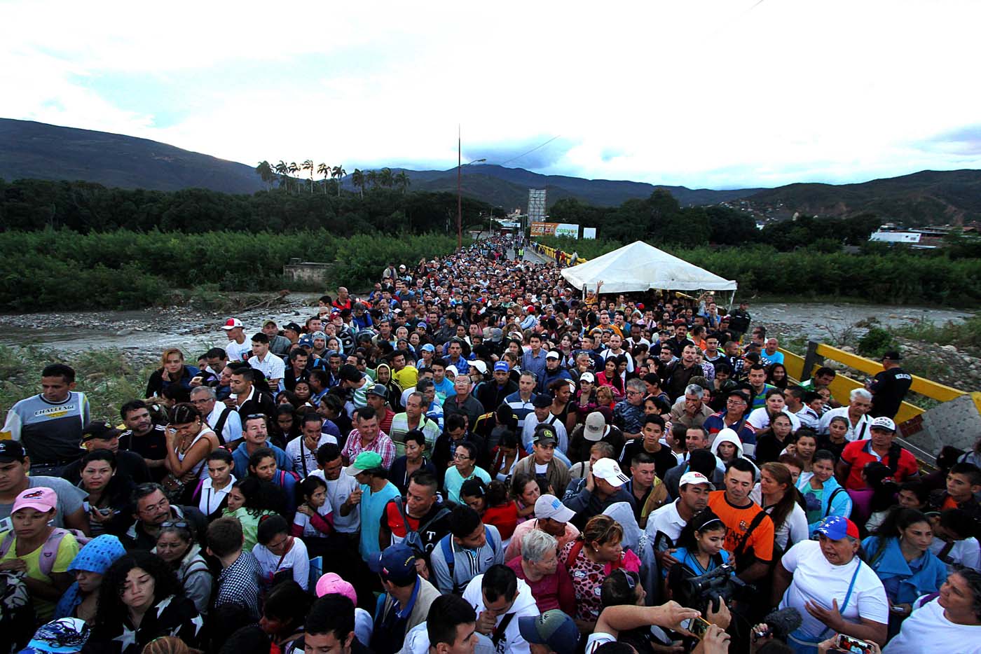 Paso masivo por la frontera refleja el hambre de los venezolanos (fotos)