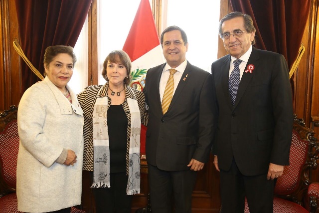 Mitzy de Ledezma, junto a Luz Salgado, Luis Iberia y Jorge del Castillo