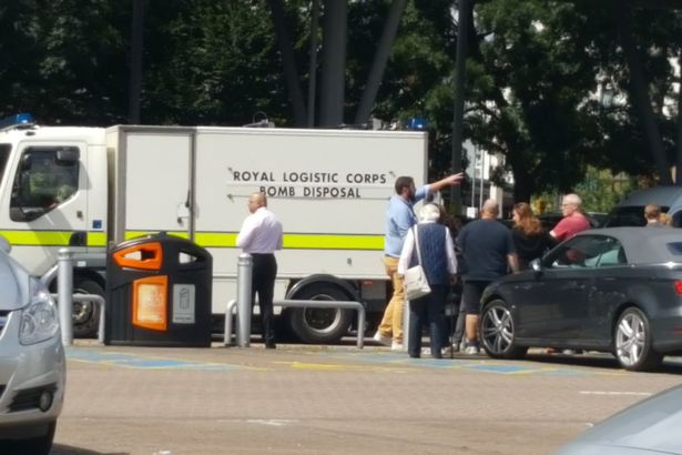 Evacúan un centro comercial en Reino Unido por amenaza de bomba