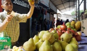 Bajan ventas de frutas para jugos por escasez de azúcar y altos precios