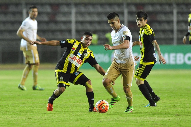 Wilker Ángel (izq), defensa venezolano (Foto: EFE)