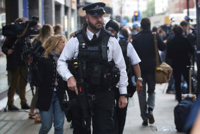 Una mujer murió y otras cinco personas resultaron heridas por el ataque con cuchillo de un hombre que presuntamente padecía problemas mentales en el centro de Londres, en un suceso que la policía dijo podría estar relacionado con el terrorismo. REUTERS/Neil Hall