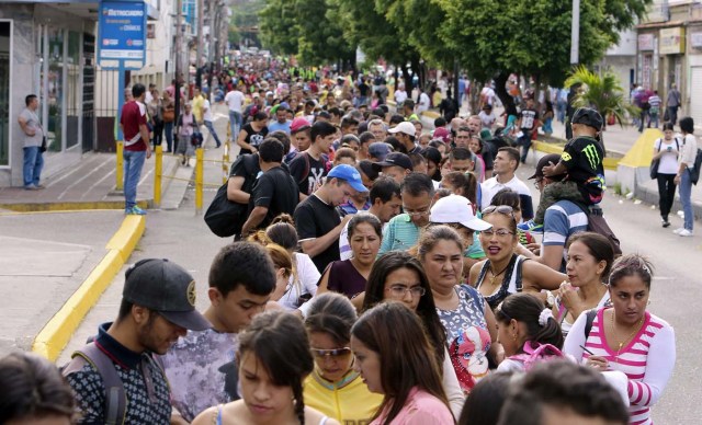 COL01. SAN ANTONIO (VENEZUELA), 13/08/2016.- Venezolanos hacen fila para salir por el puente internacional Simón Bolívar, frontera entre Colombia y Venezuela, hoy sábado 13 de agosto de 2016, en San Antonio (Venezuela). Alrededor de 20.000 ciudadanos de Venezuela ingresaron hoy a Colombia durante las primeras cinco horas en las que permaneció abierta la frontera entre ambos países que llevaba casi un año cerrada, informaron fuentes oficiales. EFE/MAURICIO DUEÑAS CASTAÑEDA