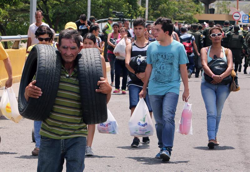 Venezolanos compraron desde cauchos hasta colchones en Colombia (FOTOS)
