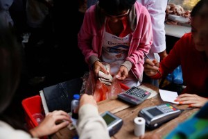 Sobrevivir en Venezuela donde la fotocopia del billete de más valor cuesta más que el propio billete