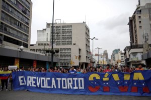 Estudiantes salen a la calle para invitar a la Toma de Caracas y exigir revocatorio