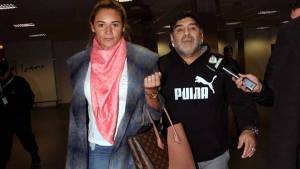 Impiden a Maradona salir de Argentina por problema con pasaporte