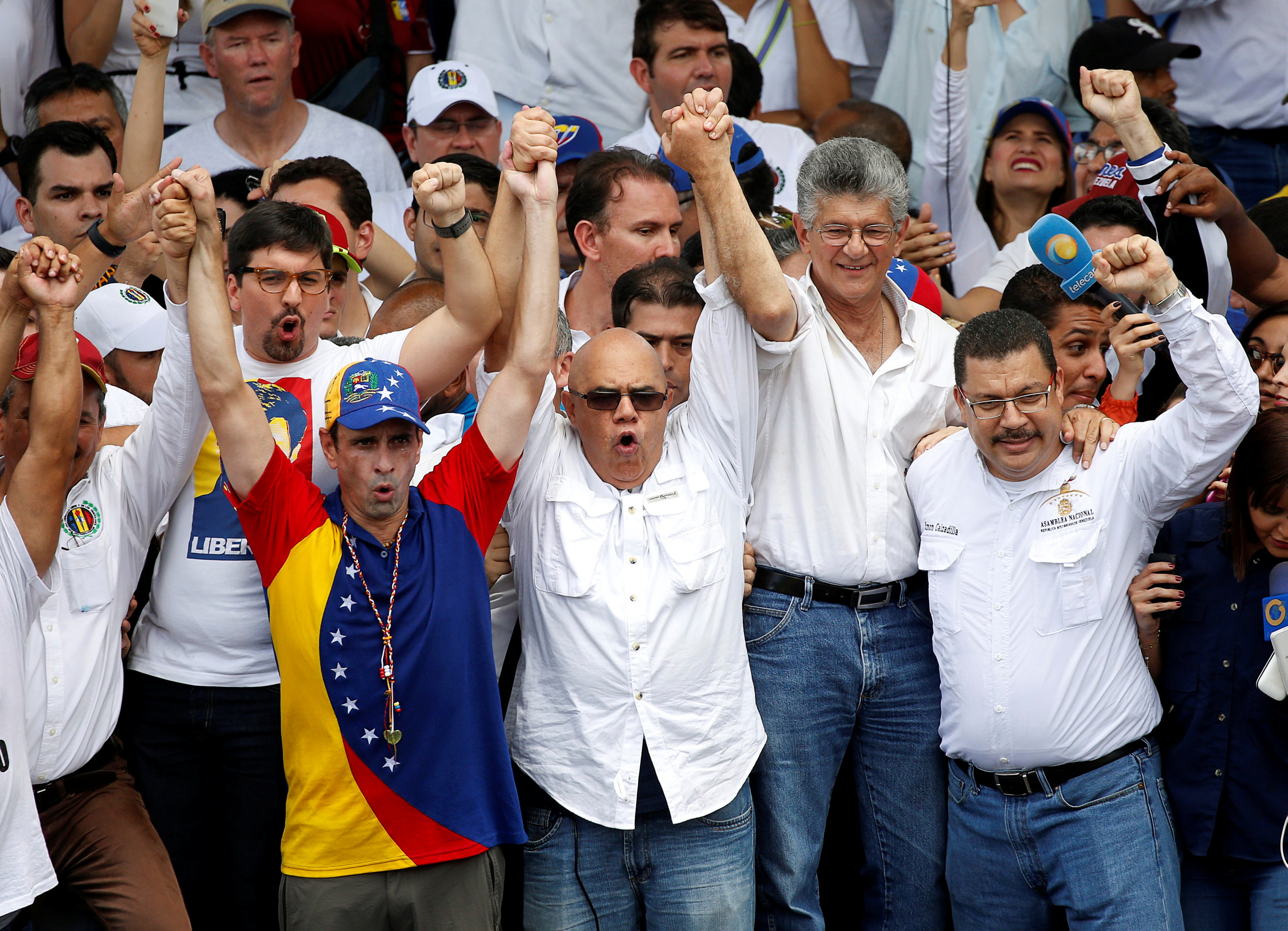 Capriles sobre cacerolazo en Villa Rosa, Margarita: Maduro, la gente te aborrece