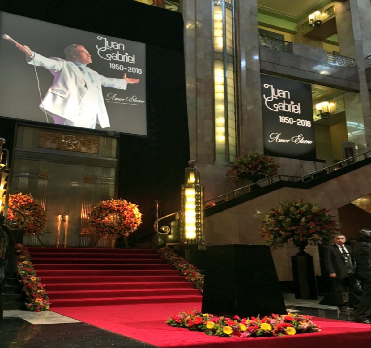 Con “Amor Eterno” inició el último adiós a Juan Gabriel en Bellas Artes (video)