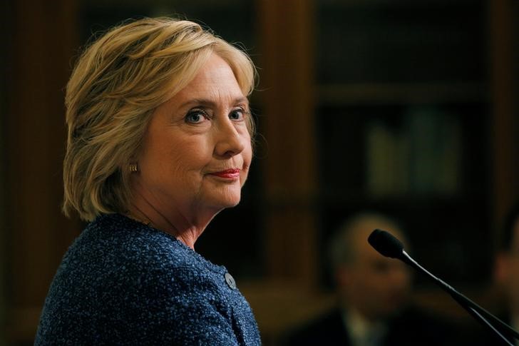 A un mes de elecciones en EEUU, Clinton espera llegar al sillón presidencial