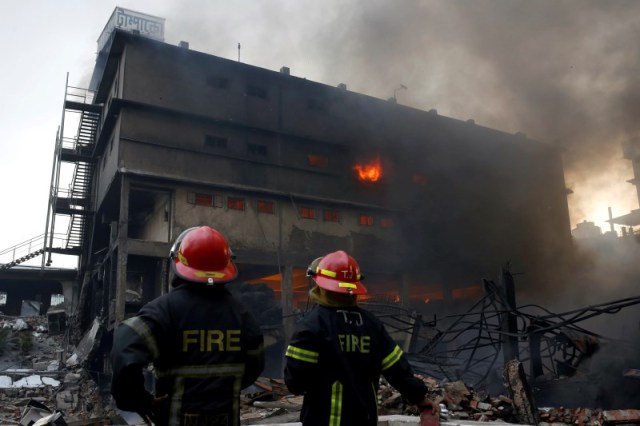 Bomberos en el lugar de un incendio de una fábrica de envases en las afueras de Dhaka, en Bangladesh. REUTERS/ Mohammad Ponir Hossain. Las autoridades de Bangladesh dijeron el domingo que el incendio que afectó a una fábrica de envasado de alimentos y cigarrillos en el que murieron al menos 26 personas ha sido extinguido, pero un denso humo y el riesgo de colapso del edificio dificultaba las tareas de búsqueda. El incendio del sábado fue el peor accidente industrial del país desde el colapso del edificio Rana Plaza en 2013, que provocó la muerte de 1.135 trabajadores del sector textil, y plantea nuevas interrogantes sobre la seguridad laboral en Bangladesh.