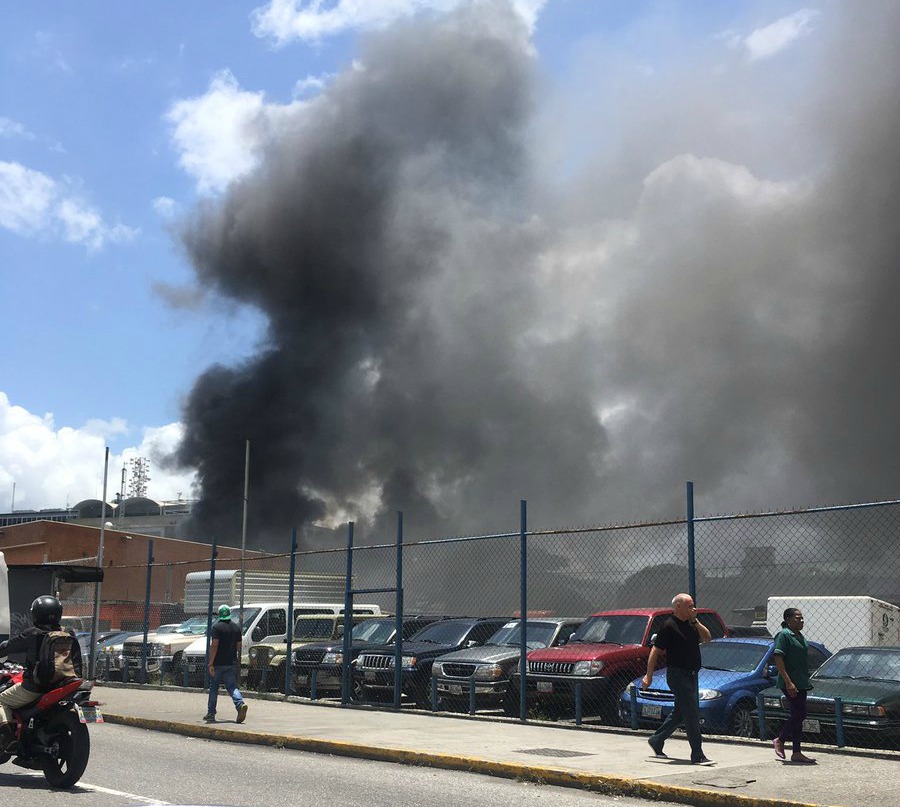 Reportan incendio en la avenida Francisco de Miranda a la altura de Los Cortijos (Fotos + Video)