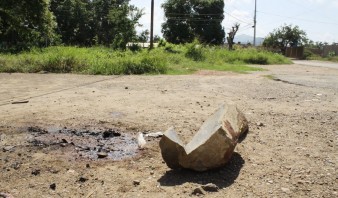 Con esta piedra golpearon al presunto criminal y luego lo quemaronFoto: José Morales