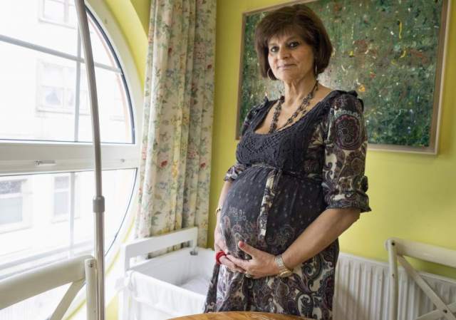 La médica lucense Lina Álvarez, embarazada de su tercer hijo a los 62 años. EFE 