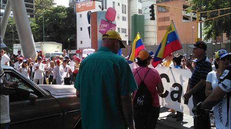 Con cacerolas, opositores piden revocatorio en la plaza Alfredo Sadel (video)
