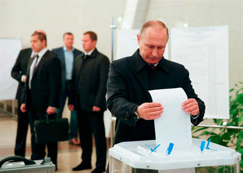 Putin votó en un colegio de Moscú para las elecciones legislativas