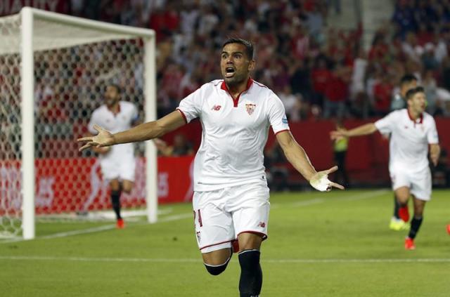 El defensa argentino del Sevilla Gabriel Mercado celebra tras marcar ante el Real Betis, durante el partido de la quinta jornada de Liga en Primera División que se disputa esta noche en el estadio Sánchez Pizjuán, en Sevilla. EFE