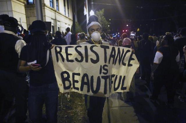 Manifestantes protestan en el centro de Charlotte en Carolina del Norte (Estados Unidos). EFE