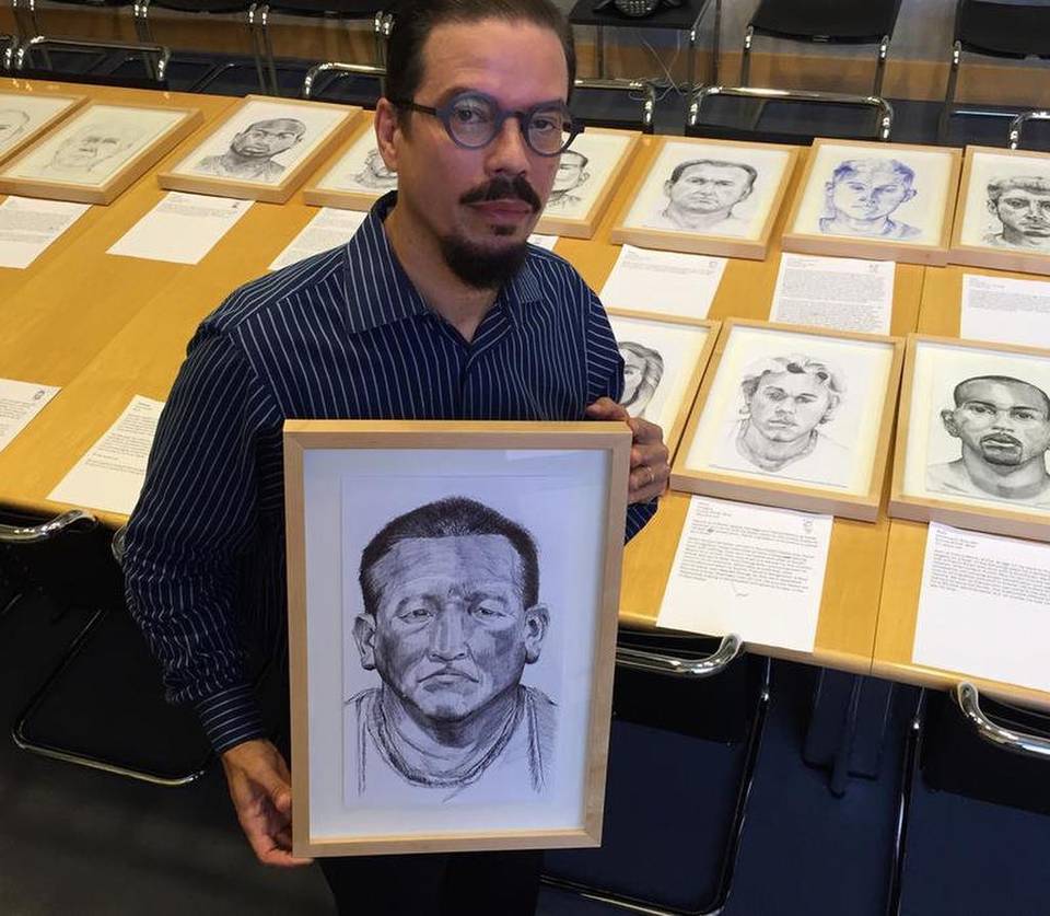 Venezolano expone lo que pintó mientras estuvo en la cárcel en EEUU