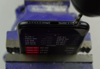 Tarados taladran sus nuevos iPhone 7 tras creerse video en YouTube para abrir el puerto “jack”
